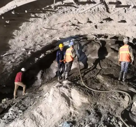 路北拱顶带模注浆料的施工流程及注意事项